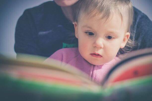 子供に絵本を読み聞かせする時って、“この体勢”はダメ？ | 読書TIME